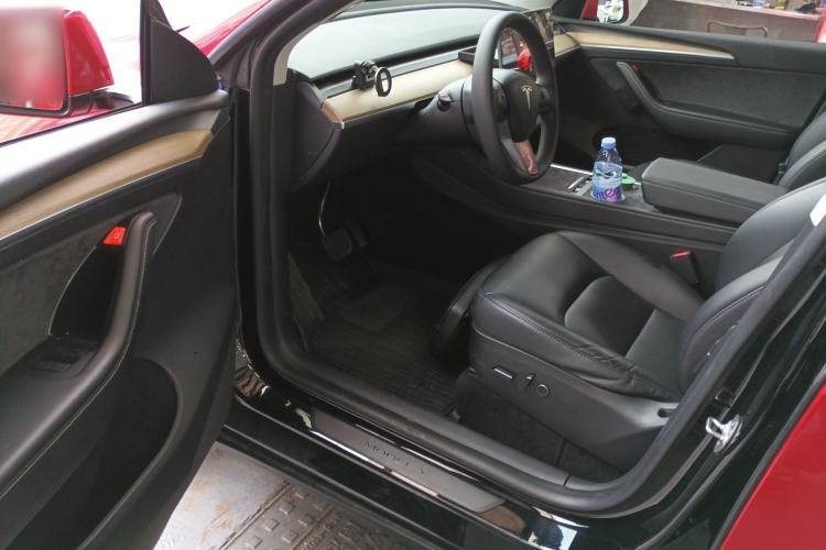 Used Tesla Model Y 2023 Long-Range All-Wheel-Drive Version Driver Seat