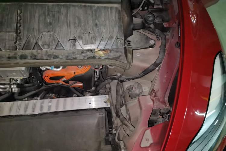 Used Tesla Model Y 2023 Rear-Wheel-Drive Version Engine Bay Left