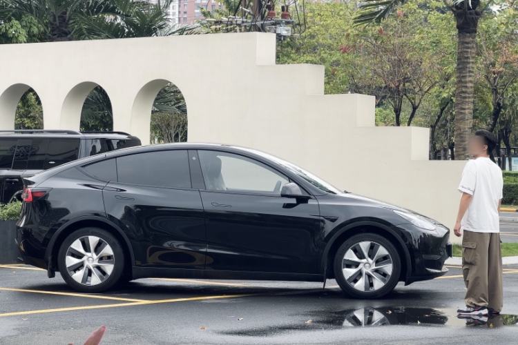 Used Tesla Model Y 2023 Long-Range All-Wheel-Drive Version Exterior 2