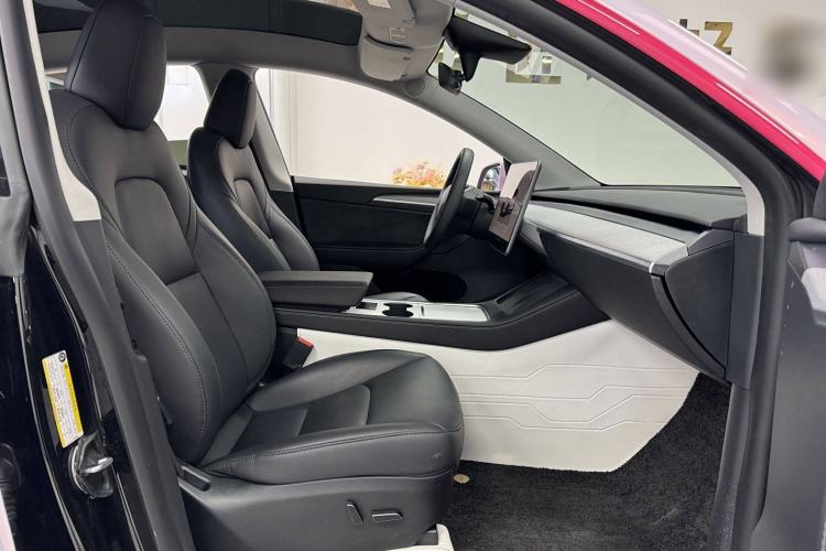 Used Tesla Model Y 2023 Long-Range All-Wheel-Drive Version Interior 10