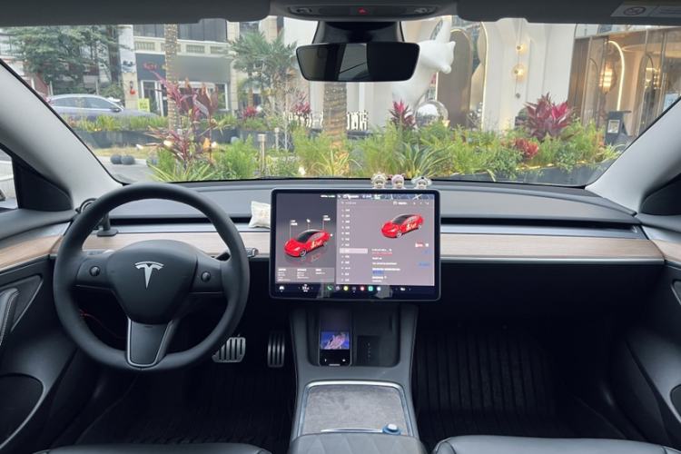 Used Tesla Model Y 2023 Long-Range All-Wheel-Drive Version Interior 2
