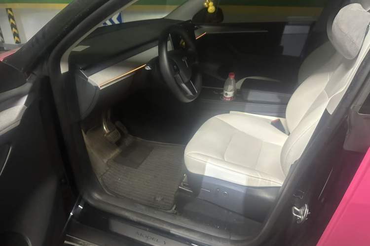 Used Tesla Model Y 2023 Rear-Wheel-Drive Version Interior 2