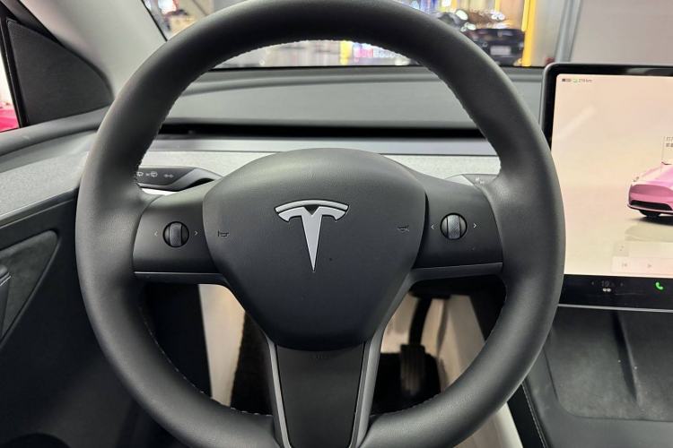 Used Tesla Model Y 2023 Long-Range All-Wheel-Drive Version Interior 3
