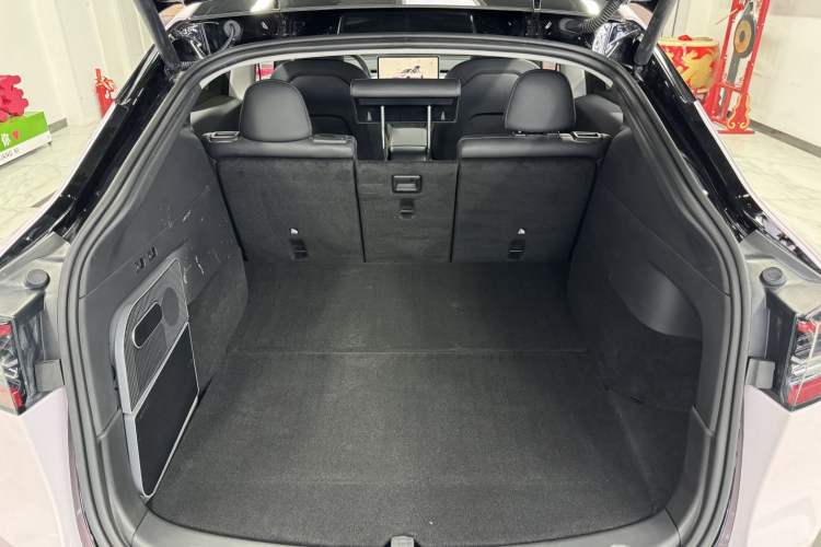 Used Tesla Model Y 2023 Long-Range All-Wheel-Drive Version Interior 9