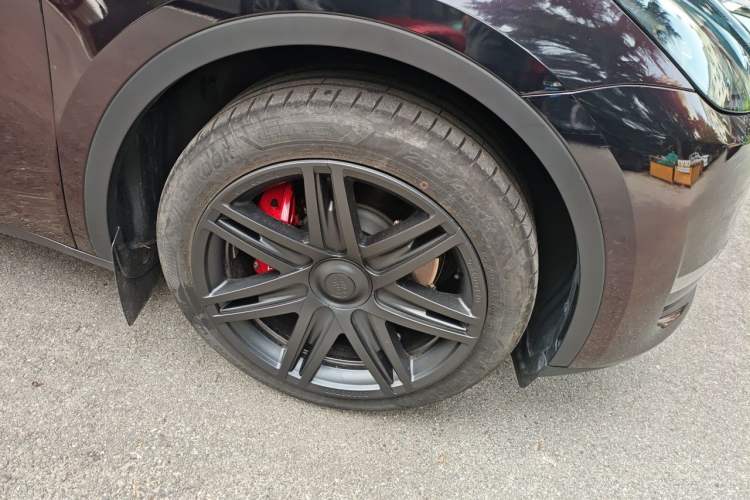 Used Tesla Model Y 2023 Long-Range All-Wheel-Drive Version Right Front Wheel Hub