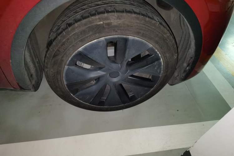 Used Tesla Model Y 2023 Rear-Wheel-Drive Version Right Front Wheel Hub