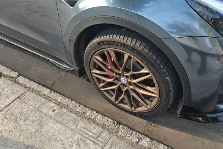 Used Tesla Model Y 2023 Rear-Wheel-Drive Version Right Front Wheel Hub