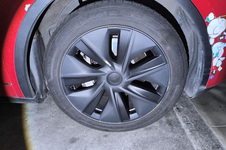 Used Tesla Model Y 2023 Long-Range All-Wheel-Drive Version Right Front Wheel Hub