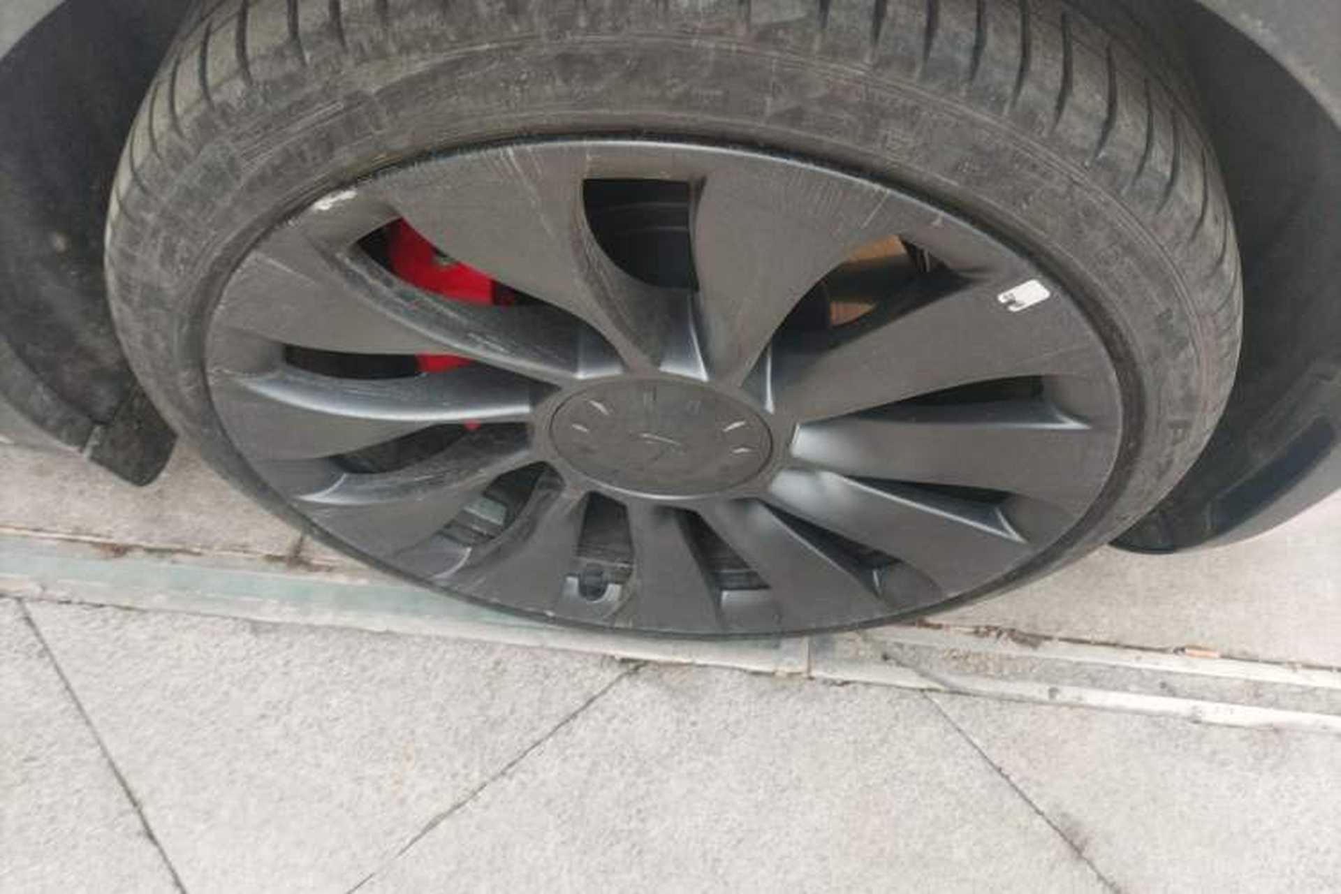 Used Tesla Model Y 2023 High-Performance All-Wheel-Drive Version Right Front Wheel Hub