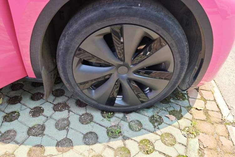 Used Tesla Model Y 2023 Long-Range All-Wheel-Drive Version Right Front Wheel Hub