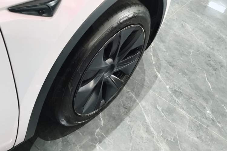 Used Tesla Model Y 2023 Rear-Wheel-Drive Version Right Rear Wheel Hub