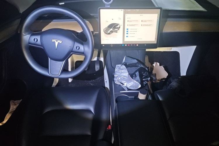 Used Tesla Model Y 2023 Long-Range All-Wheel-Drive Version Center Console
