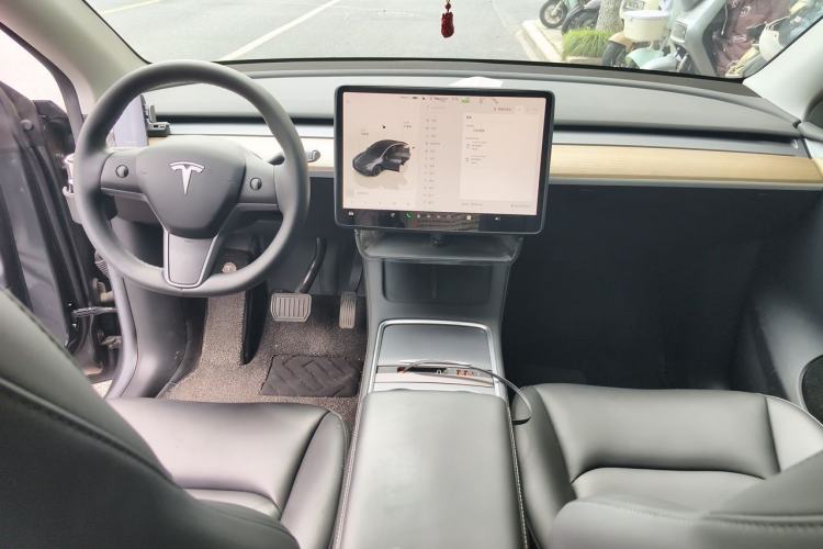 Used Tesla Model Y 2023 Long-Range All-Wheel-Drive Version Center Console