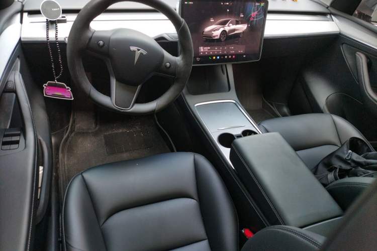 Used Tesla Model Y 2023 Rear-Wheel-Drive Version Center Console