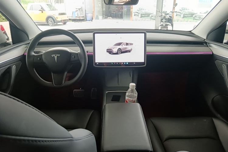 Used Tesla Model Y 2023 Long-Range All-Wheel-Drive Version Center Console
