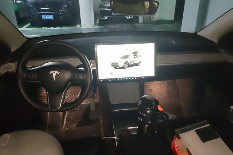 Used Tesla Model Y 2023 Long-Range All-Wheel-Drive Version Center Console