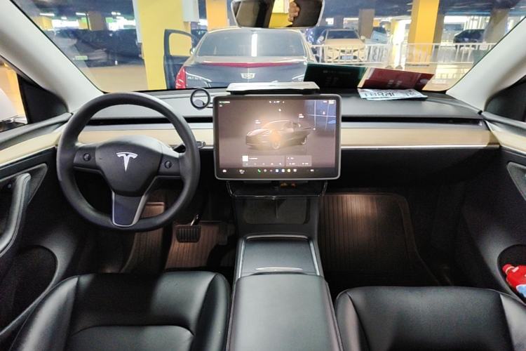 Used Tesla Model Y 2023 Long-Range All-Wheel-Drive Version Center Console