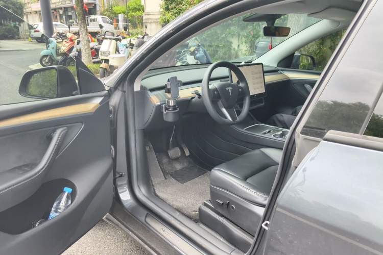 Used Tesla Model Y 2023 Long-Range All-Wheel-Drive Version Driver Seat