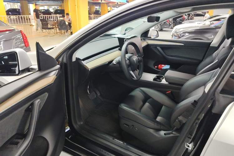 Used Tesla Model Y 2023 Long-Range All-Wheel-Drive Version Driver Seat