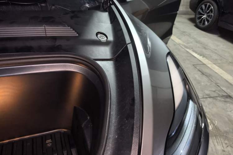 Used Tesla Model Y 2023 Rear-Wheel-Drive Version Engine Bay Left