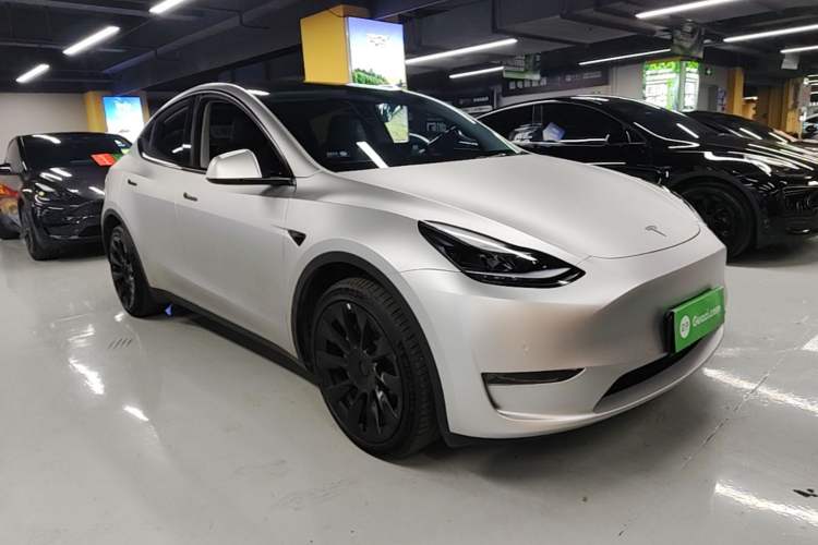 Used Tesla Model Y 2023 Long-Range All-Wheel-Drive Version Front Right 45 Deg