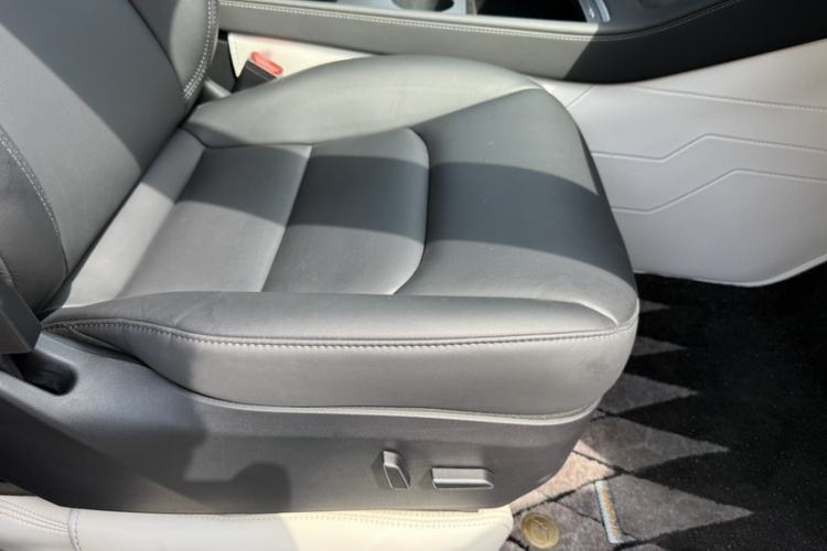 Used Tesla Model Y 2023 Rear-Wheel-Drive Version Interior 10