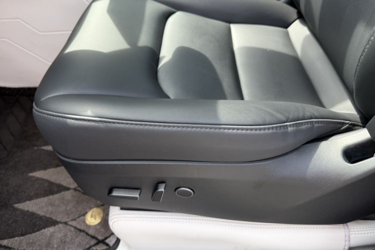 Used Tesla Model Y 2023 Rear-Wheel-Drive Version Interior 5