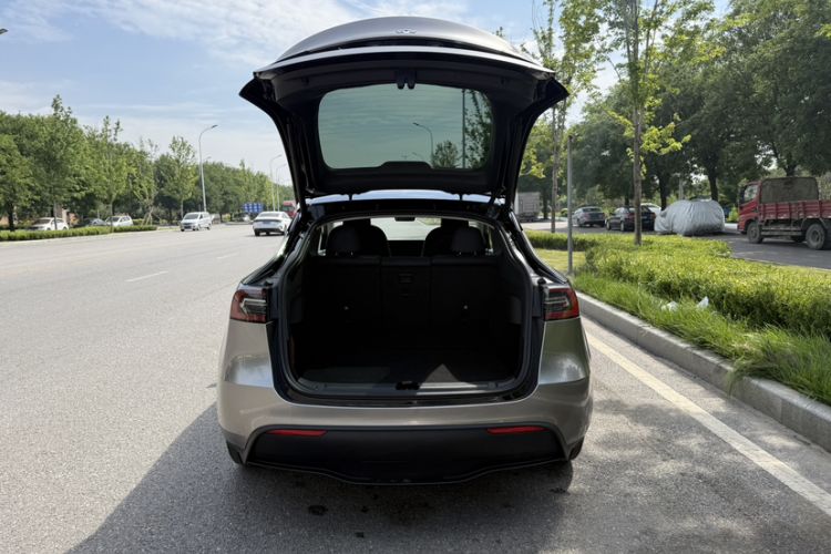 Used Tesla Model Y 2023 Rear-Wheel-Drive Version Interior 9