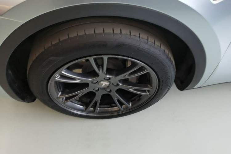 Used Tesla Model Y 2023 Rear-Wheel-Drive Version Left Front Wheel Hub