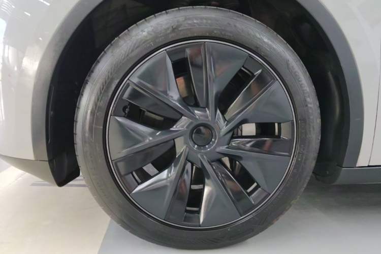 Used Tesla Model Y 2023 Rear-Wheel-Drive Version Left Front Wheel Hub