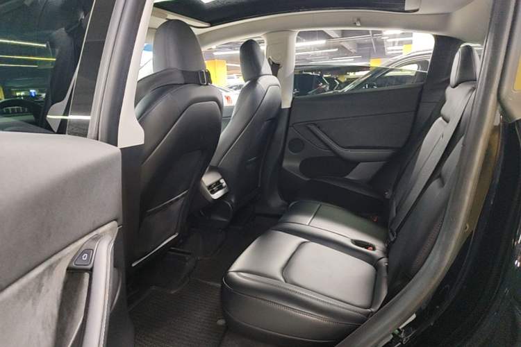 Used Tesla Model Y 2023 Long-Range All-Wheel-Drive Version Left Rear Seat