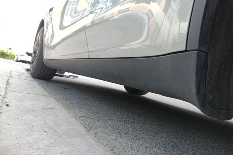 Used Tesla Model Y 2023 Rear-Wheel-Drive Version Left Side Sill