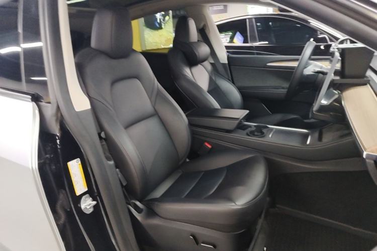Used Tesla Model Y 2023 Long-Range All-Wheel-Drive Version Right Front Seat
