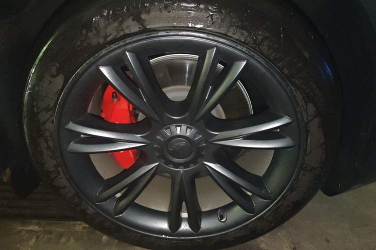 Used Tesla Model Y 2023 Long-Range All-Wheel-Drive Version Right Front Wheel Hub