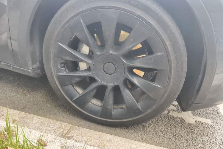 Used Tesla Model Y 2023 Long-Range All-Wheel-Drive Version Right Front Wheel Hub