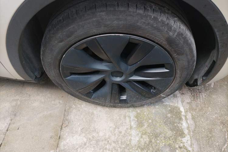Used Tesla Model Y 2023 Rear-Wheel-Drive Version Right Front Wheel Hub