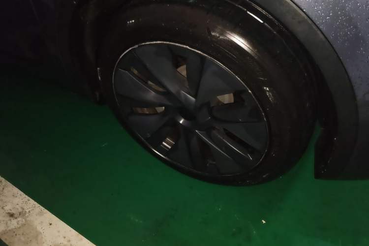 Used Tesla Model Y 2023 Long-Range All-Wheel-Drive Version Right Front Wheel Hub