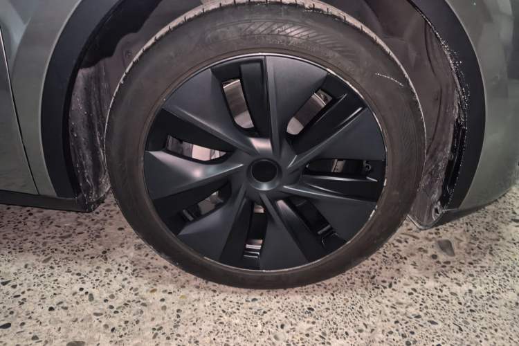 Used Tesla Model Y 2023 Rear-Wheel-Drive Version Right Front Wheel Hub