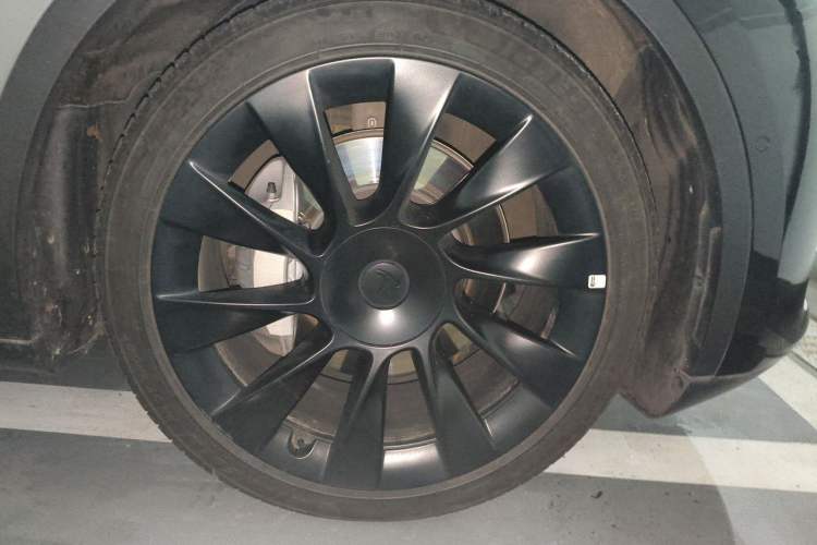Used Tesla Model Y 2023 Long-Range All-Wheel-Drive Version Right Front Wheel Hub