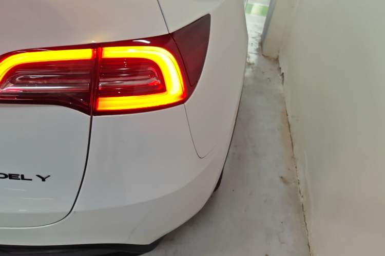 Used Tesla Model Y 2023 Rear-Wheel-Drive Version Right Rear Taillight