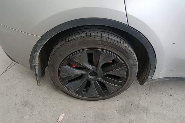 Used Tesla Model Y 2023 Long-Range All-Wheel-Drive Version Right Rear Wheel Hub
