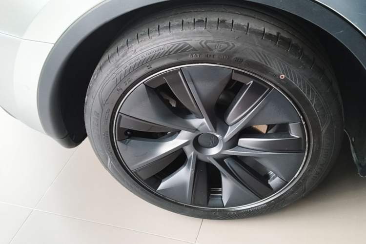 Used Tesla Model Y 2023 Rear-Wheel-Drive Version Right Rear Wheel Hub