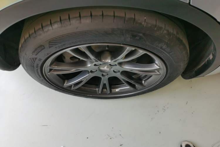 Used Tesla Model Y 2023 Rear-Wheel-Drive Version Right Rear Wheel Hub
