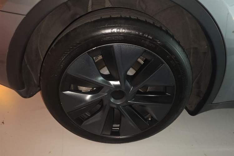 Used Tesla Model Y 2023 Rear-Wheel-Drive Version Right Rear Wheel Hub