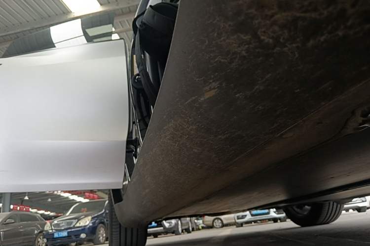 Used Tesla Model Y 2023 Long-Range All-Wheel-Drive Version Right Side Sill