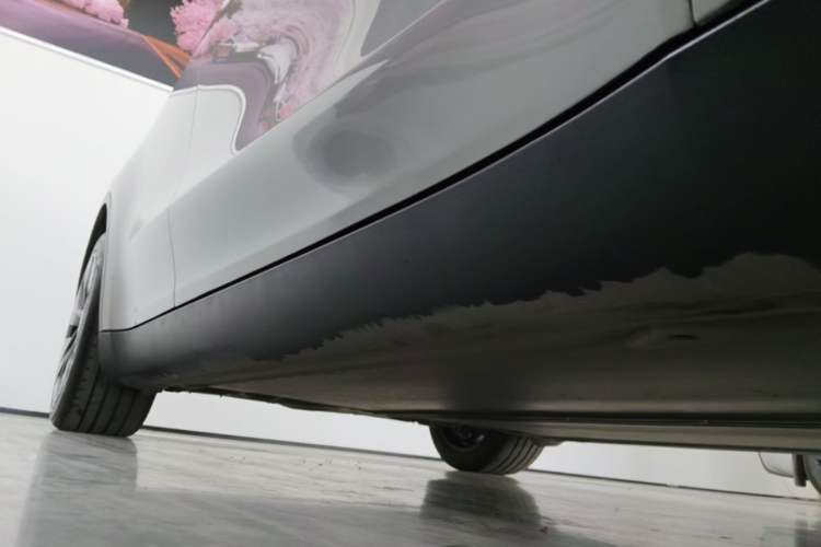 Used Tesla Model Y 2023 Rear-Wheel-Drive Version Right Side Sill