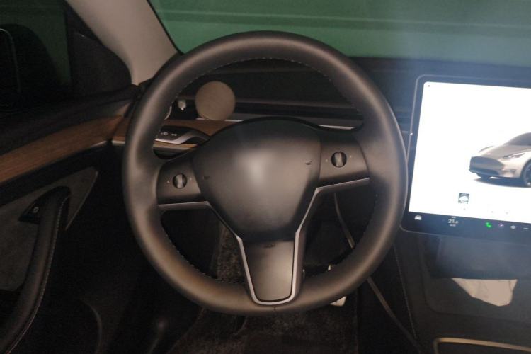 Used Tesla Model Y 2023 Long-Range All-Wheel-Drive Version Steering Wheel
