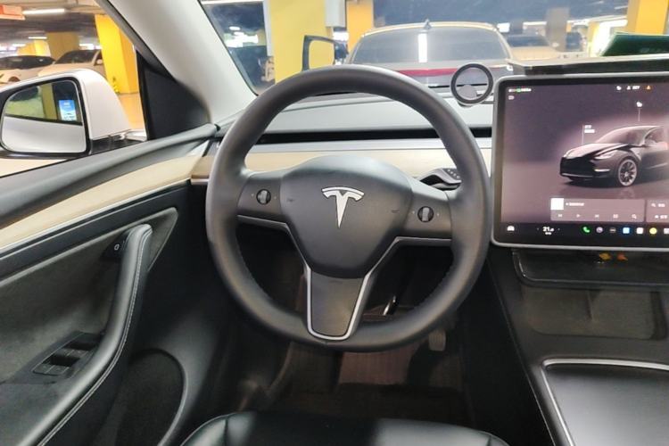 Used Tesla Model Y 2023 Long-Range All-Wheel-Drive Version Steering Wheel