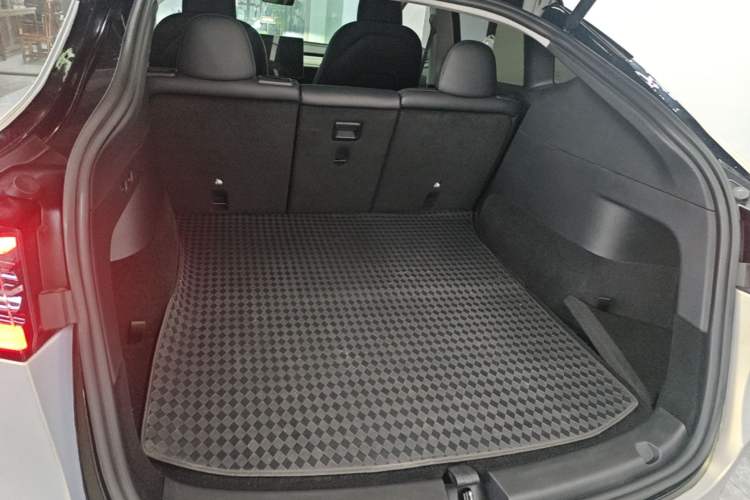 Used Tesla Model Y 2023 Rear-Wheel-Drive Version Trunk