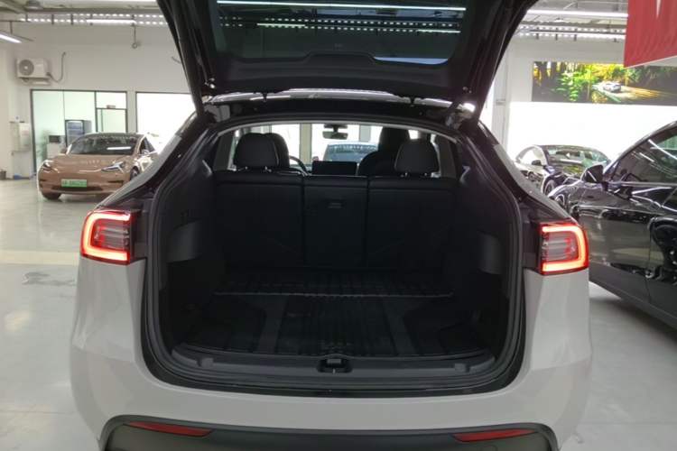 Used Tesla Model Y 2023 Rear-Wheel-Drive Version Trunk